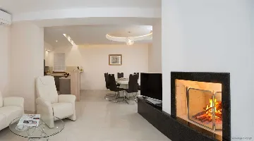 6-Bedroom Villa with Heated Pool in Blato