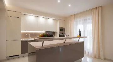 6-Bedroom Villa with Heated Pool in Blato