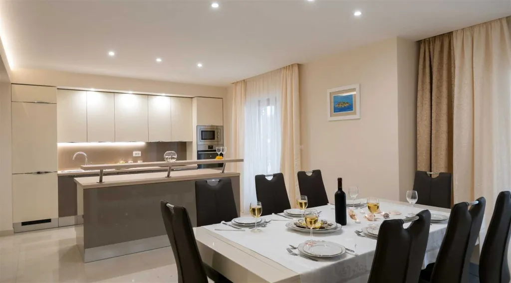 6-Bedroom Villa with Heated Pool in Blato
