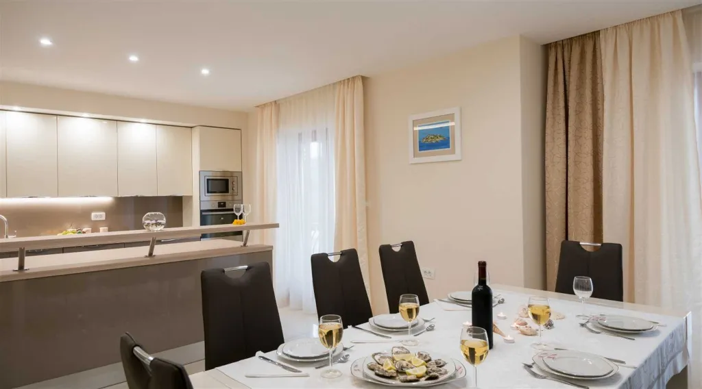 6-Bedroom Villa with Heated Pool in Blato