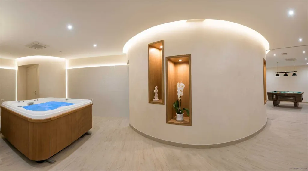 6-Bedroom Villa with Heated Pool in Blato