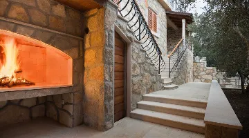 6-Bedroom Villa with Heated Pool in Blato