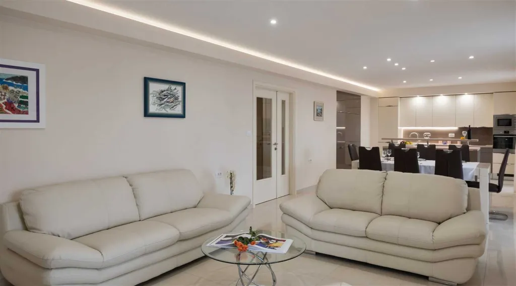 6-Bedroom Villa with Heated Pool in Blato