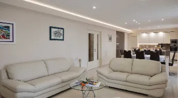 6-Bedroom Villa with Heated Pool in Blato