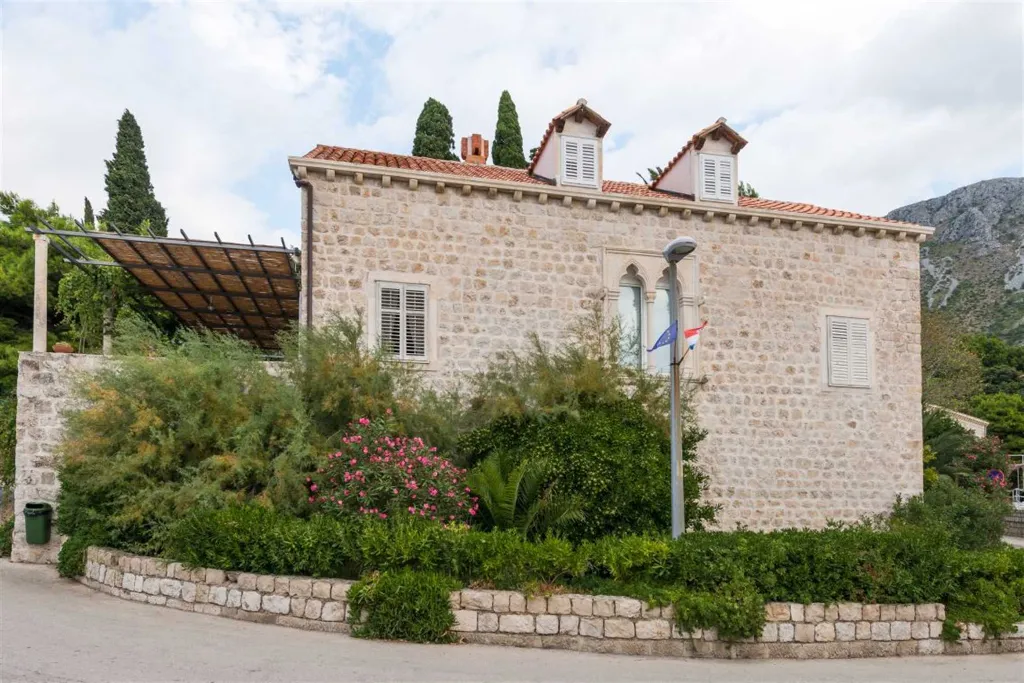 Villa in Mlini with Outdoor Pool