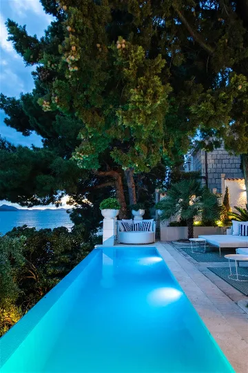 Villa in Dubrovnik with private beach & infinity pool