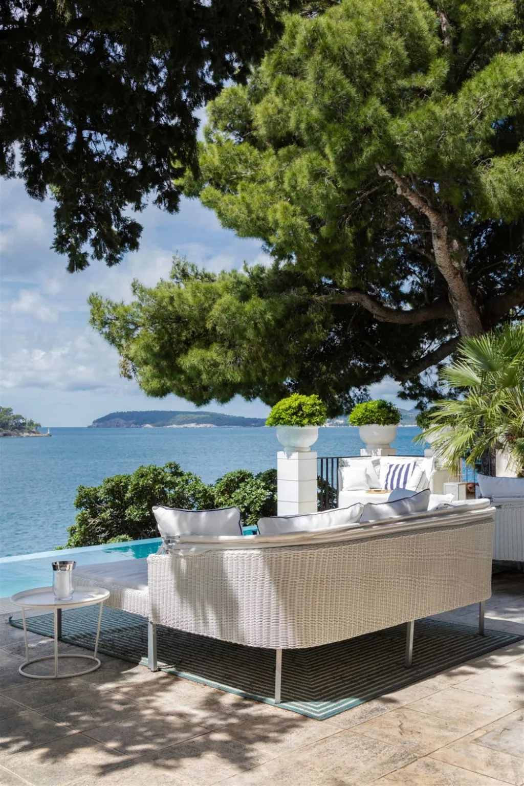 Villa in Dubrovnik with private beach & infinity pool