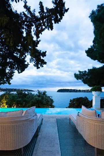 Villa in Dubrovnik with private beach & infinity pool