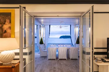 Villa in Dubrovnik with private beach & infinity pool