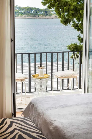 Villa in Dubrovnik with private beach & infinity pool