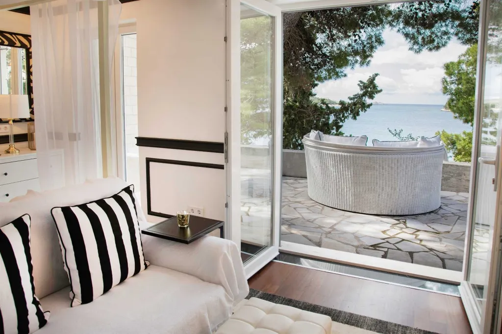 Villa in Dubrovnik with private beach & infinity pool