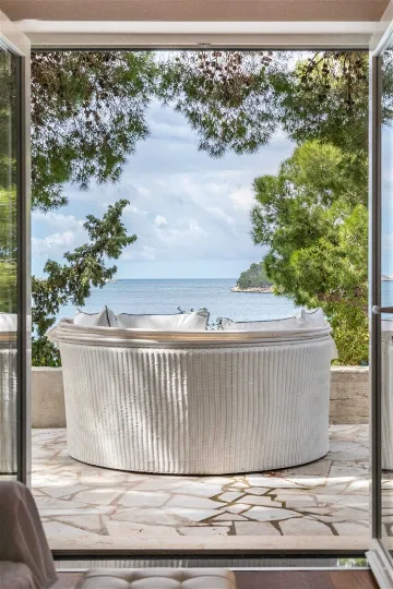 Villa in Dubrovnik with private beach & infinity pool