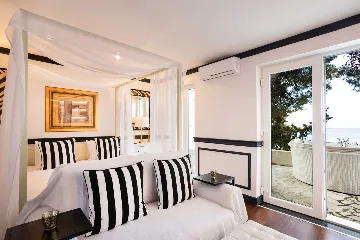 Villa in Dubrovnik with private beach & infinity pool