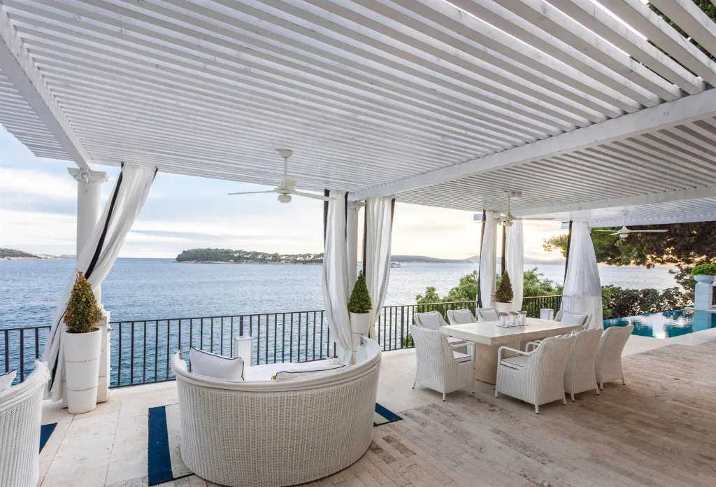 Villa in Dubrovnik with private beach & infinity pool