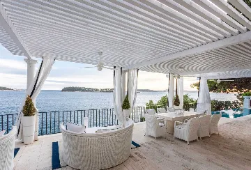 Villa in Dubrovnik with private beach & infinity pool
