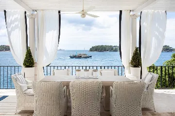 Villa in Dubrovnik with private beach & infinity pool