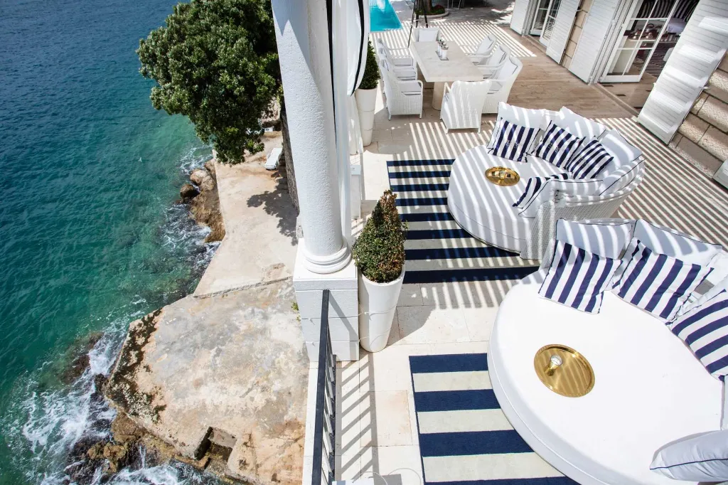 Villa in Dubrovnik with private beach & infinity pool
