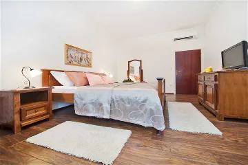 Villa with Pool & Jacuzzi for 10 Guests in Mlini