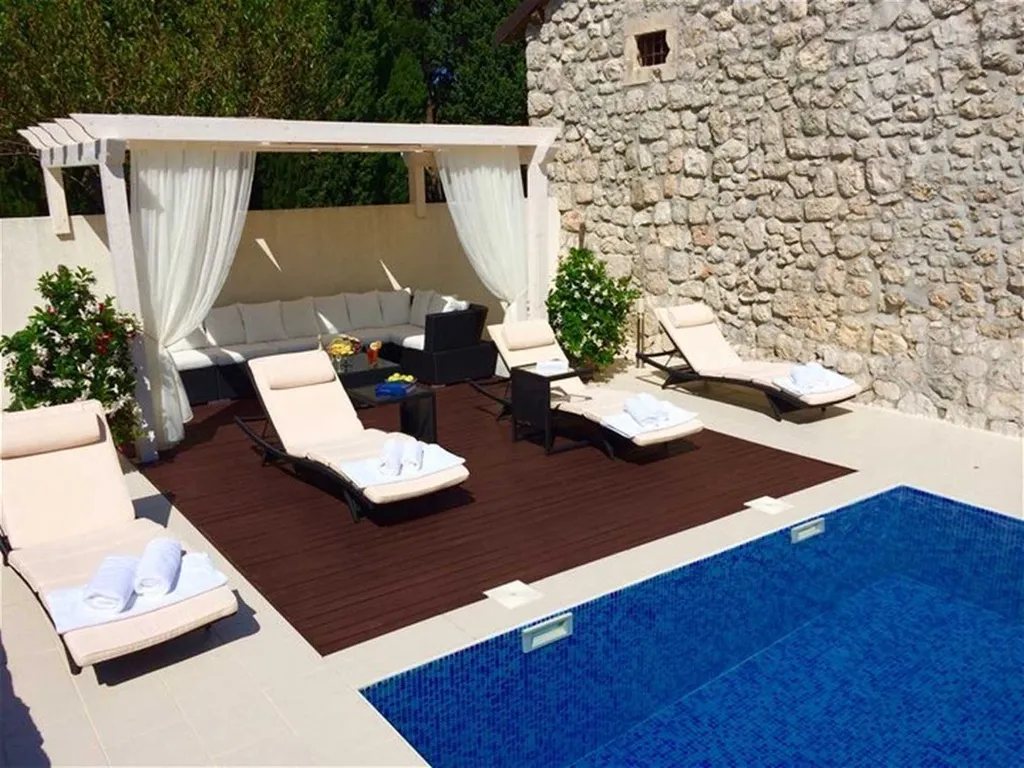 Villa with Pool & Jacuzzi for 10 Guests in Mlini