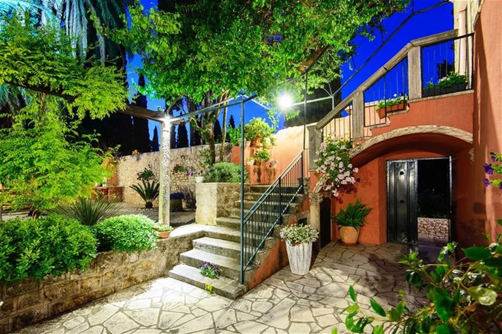 Villa with Pool & Jacuzzi for 10 Guests in Mlini