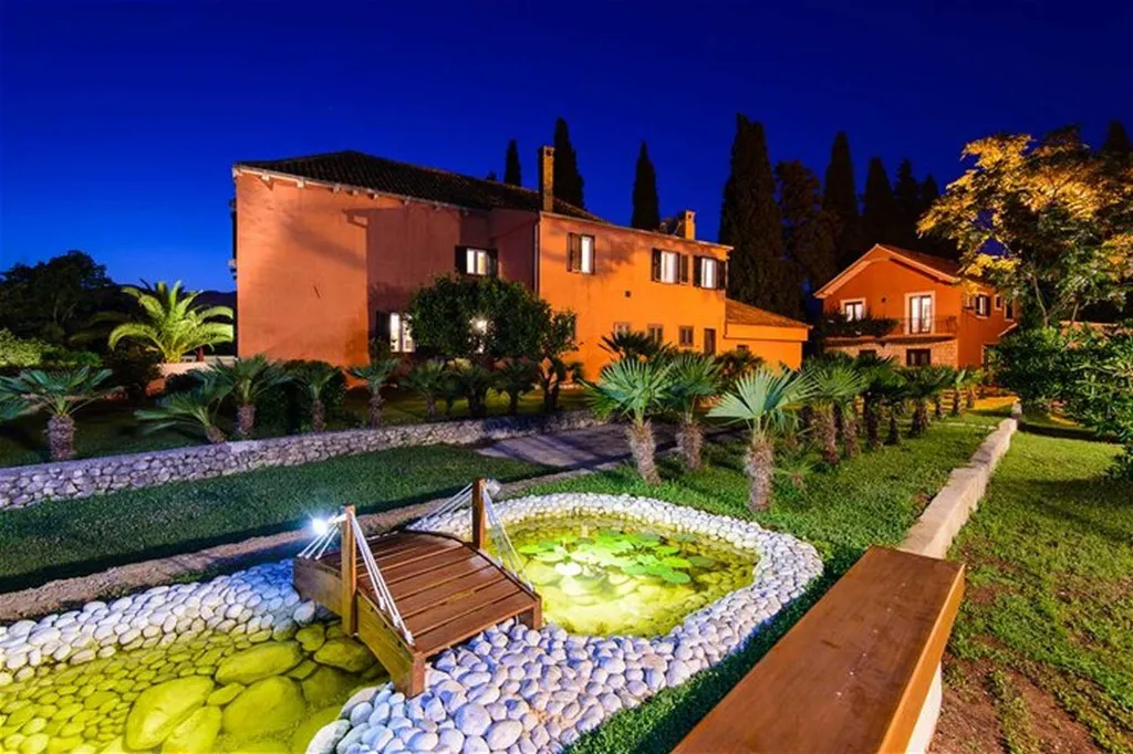 Villa with Pool & Jacuzzi for 10 Guests in Mlini