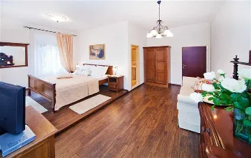 Villa with Pool & Jacuzzi for 10 Guests in Mlini