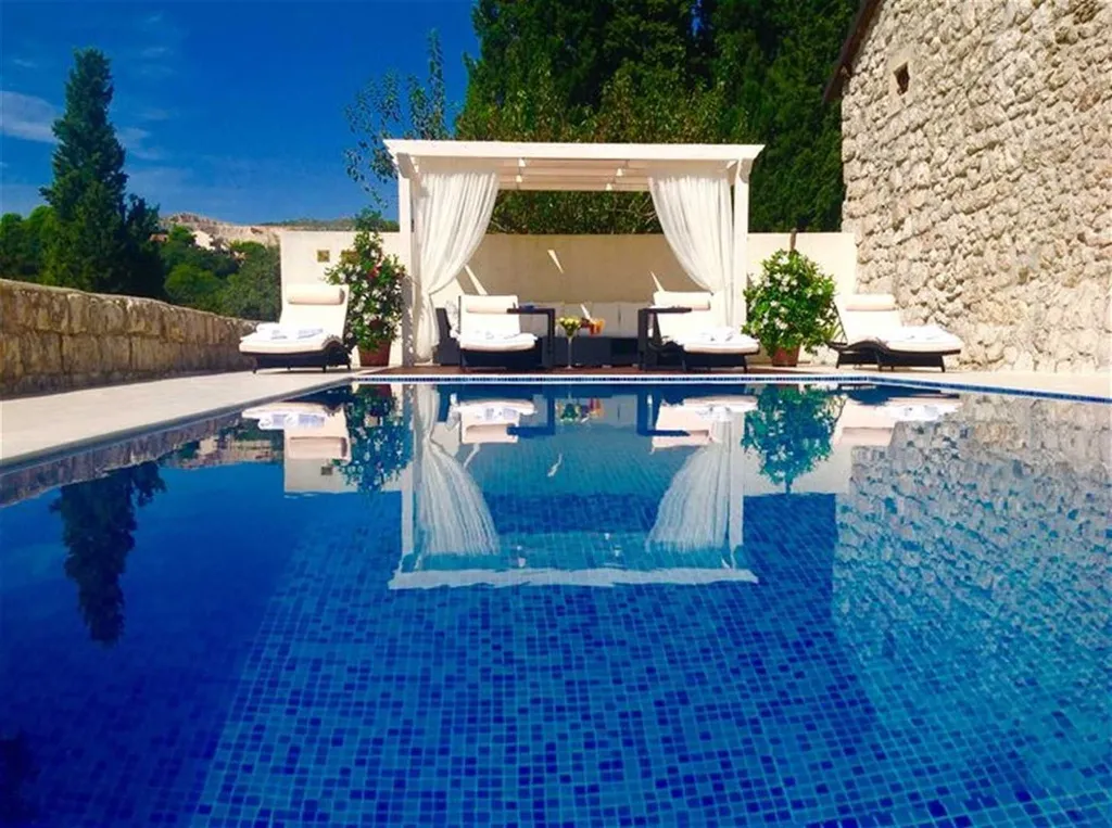 Villa with Pool & Jacuzzi for 10 Guests in Mlini