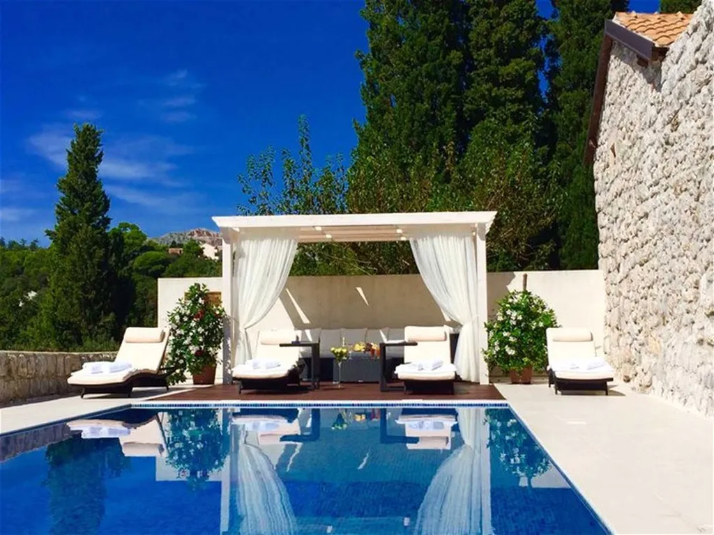 Villa with Pool & Jacuzzi for 10 Guests in Mlini