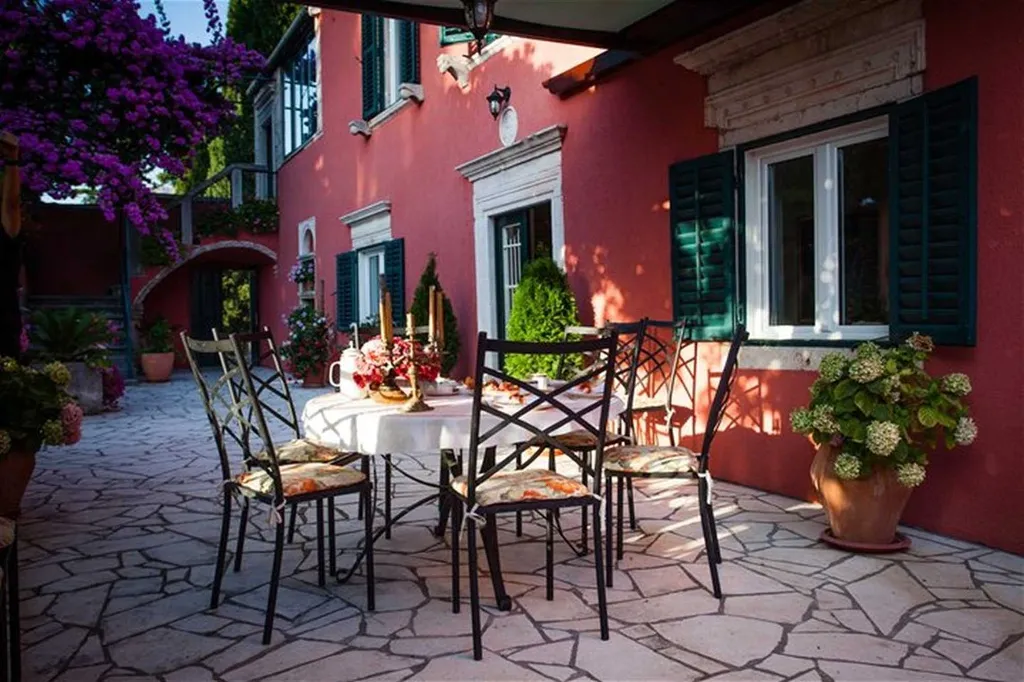 Villa with Pool & Jacuzzi for 10 Guests in Mlini