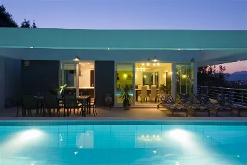 Air-Conditioned 4-Bedroom Villa with Pool in Dubrovnik