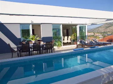 Air-Conditioned 4-Bedroom Villa with Pool in Dubrovnik
