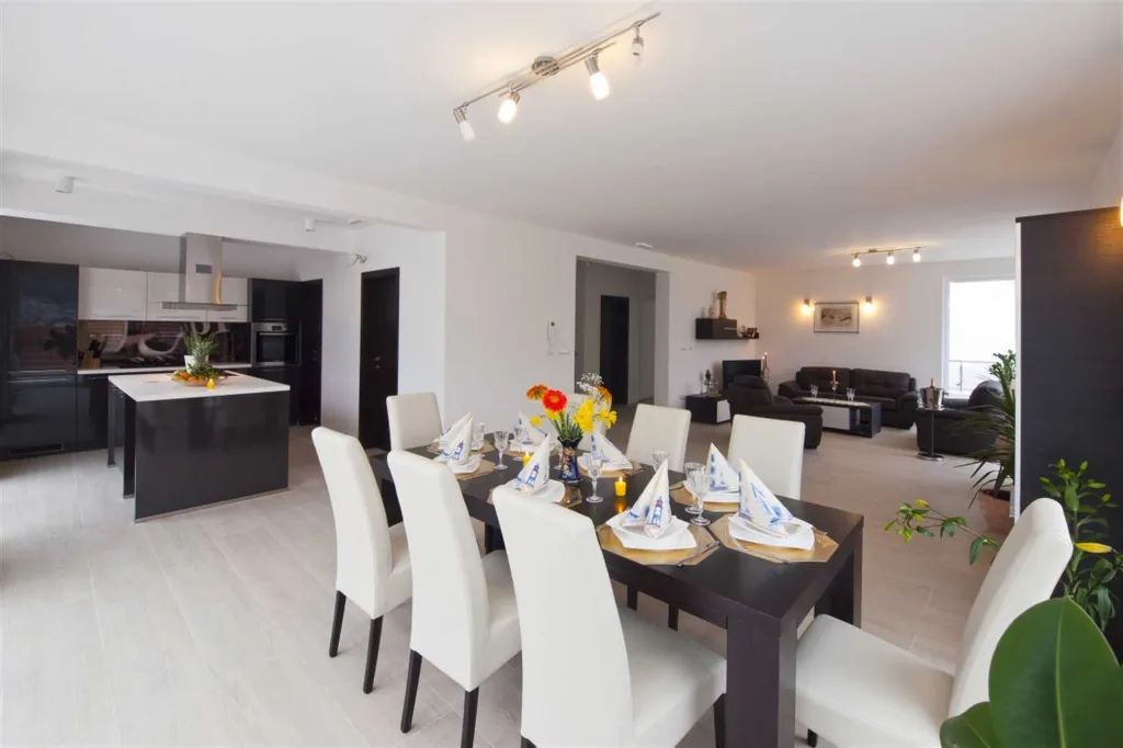 Air-Conditioned 4-Bedroom Villa with Pool in Dubrovnik