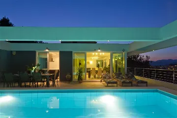 Air-Conditioned 4-Bedroom Villa with Pool in Dubrovnik