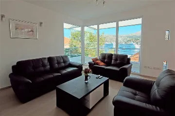 Air-Conditioned 4-Bedroom Villa with Pool in Dubrovnik