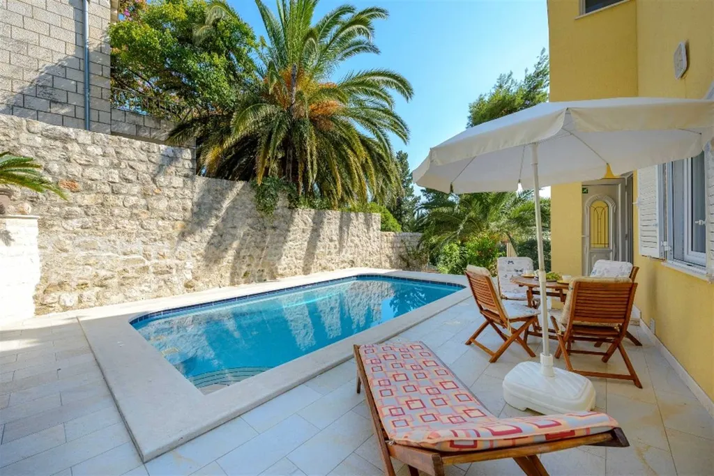 Mlini 5-Bedroom Villa with Pool and Jacuzzi