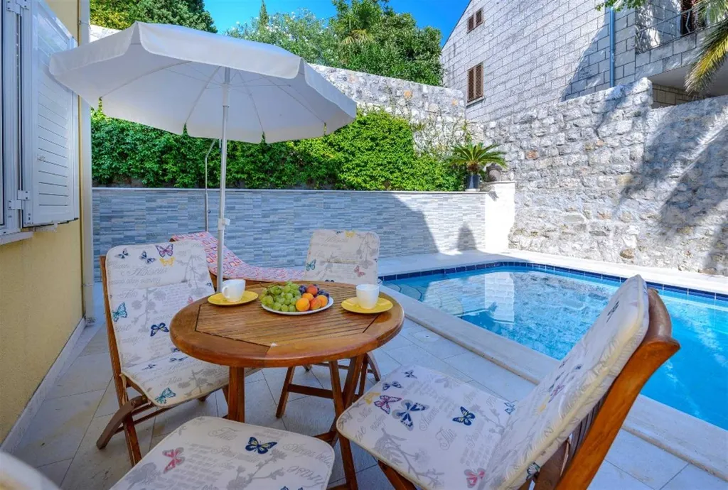Mlini 5-Bedroom Villa with Pool and Jacuzzi