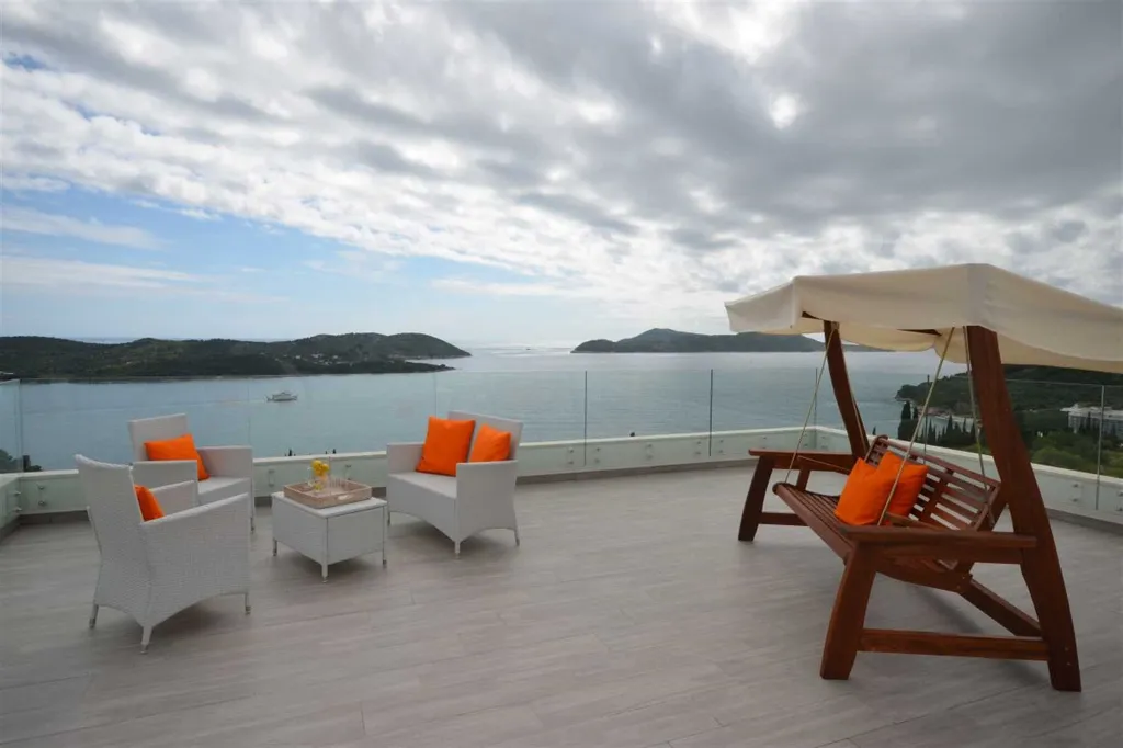 Orašac Air-Conditioned Villa with Pool for 4