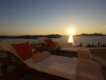 Orašac Air-Conditioned Villa with Pool for 4