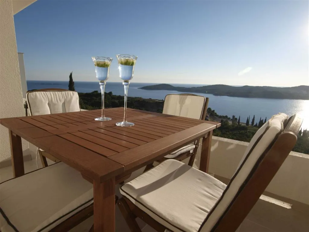 Orašac Air-Conditioned Villa with Pool for 4