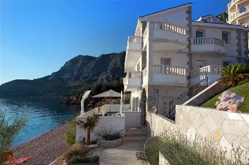 5-Bedroom Villa with Heated Pool in Drašnice