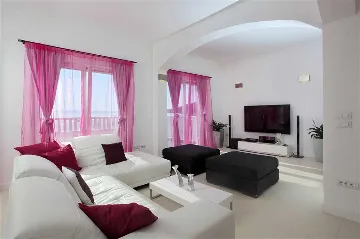 5-Bedroom Villa with Heated Pool in Drašnice