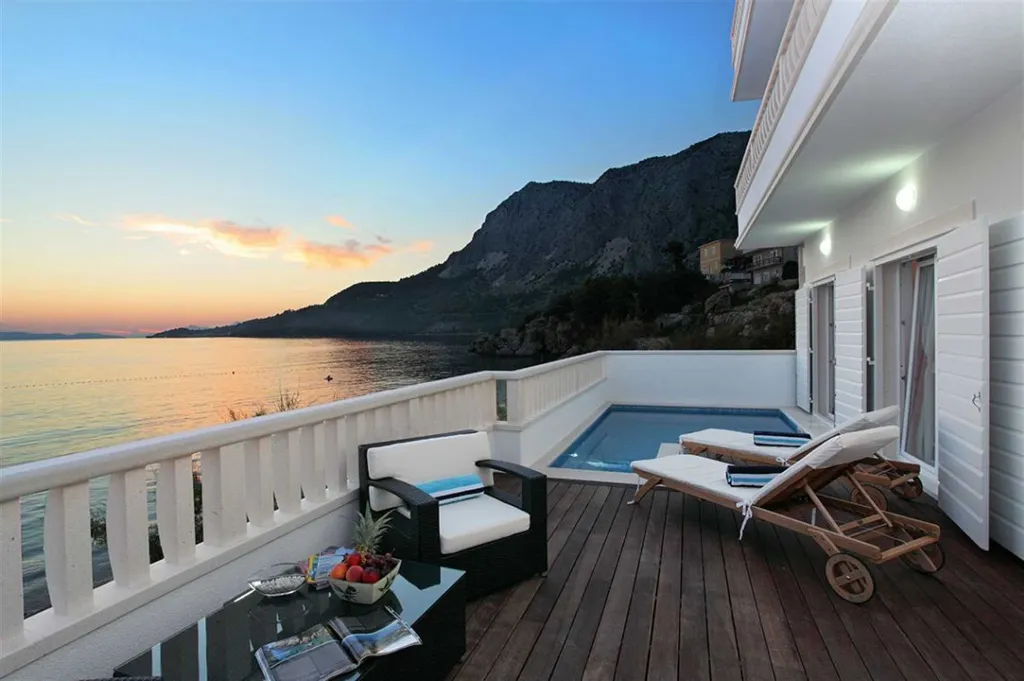 5-Bedroom Villa with Heated Pool in Drašnice