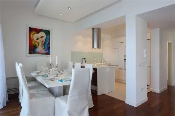 5-Bedroom Villa with Heated Pool in Drašnice