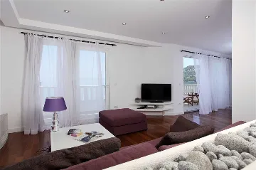 5-Bedroom Villa with Heated Pool in Drašnice