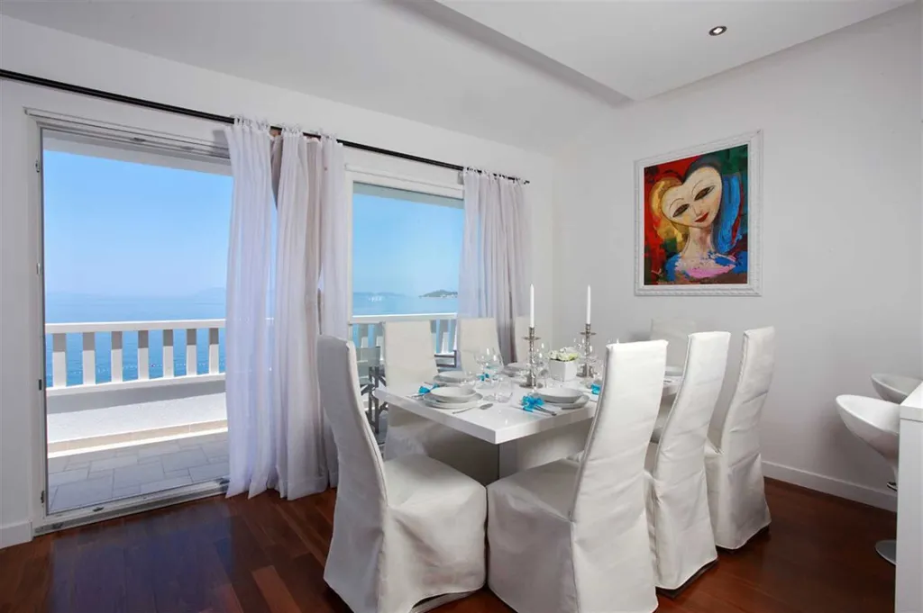5-Bedroom Villa with Heated Pool in Drašnice