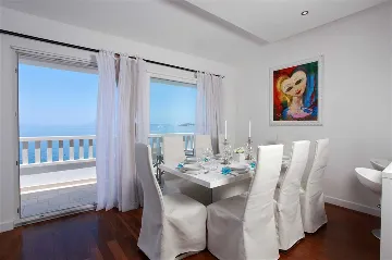 5-Bedroom Villa with Heated Pool in Drašnice