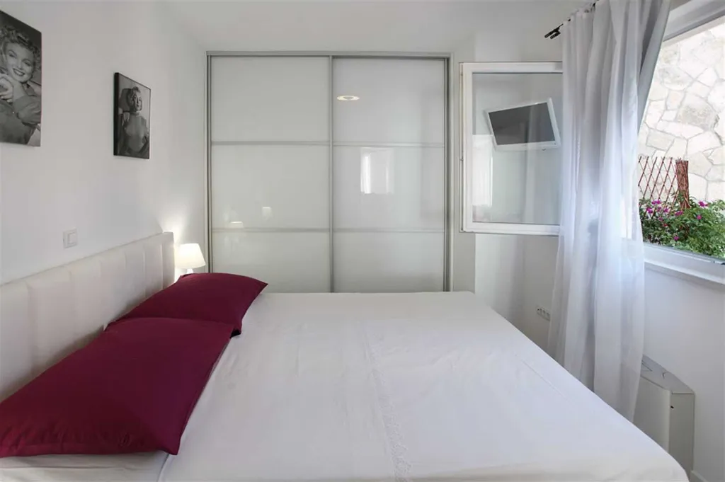 5-Bedroom Villa with Heated Pool in Drašnice