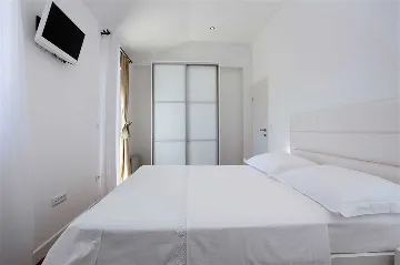 5-Bedroom Villa with Heated Pool in Drašnice