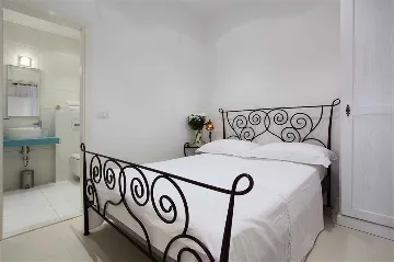 5-Bedroom Villa with Heated Pool in Drašnice