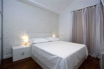 5-Bedroom Villa with Heated Pool in Drašnice